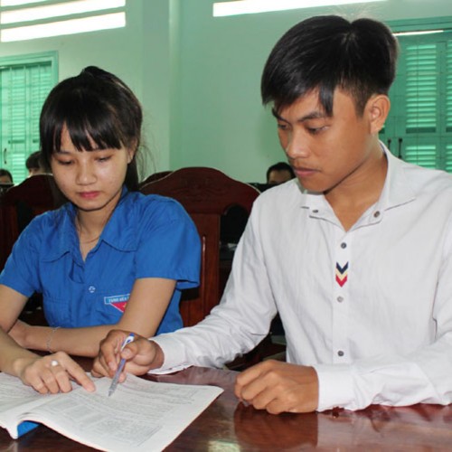 Nguyễn Hữu Nghĩa (phải) trao đổi ý tưởng làm dự án “Trồng vườn dược liệu” với một bạn sinh viên tại Thư viện Trường cao đẳng Y tế Phú Yên - Ảnh: TRUNG HIẾU