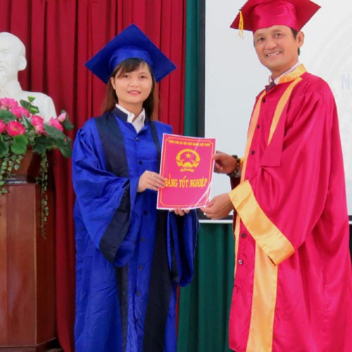 BSCKII Bùi Trần Ngọc, Hiệu trưởng Trường cao đẳng Y tế Phú Yên trao bằng tốt nghiệp cho sinh viên - Ảnh: THÚY HẰNG