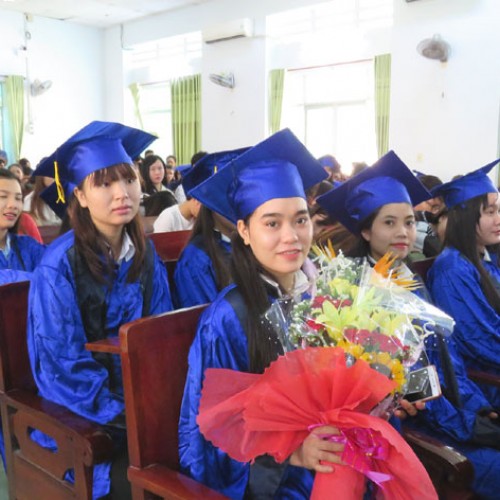 Sinh viên Trường cao đẳng Y tế Phú Yên trong ngày tốt nghiệp - Ảnh: THÚY HẰNG