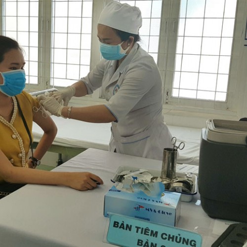 Nhân viên y tế Trung tâm Kiểm soát bệnh tật tỉnh Phú Yên tiêm vắc xin phòng COVID-19 tại điểm tiêm Trường cao đẳng Y tế Phú Yên. Ảnh: YÊN LAN