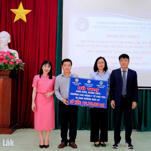 Trao quà hỗ trợ cho sinh viên, giảng viên bị ảnh hưởng bởi mưa lũ