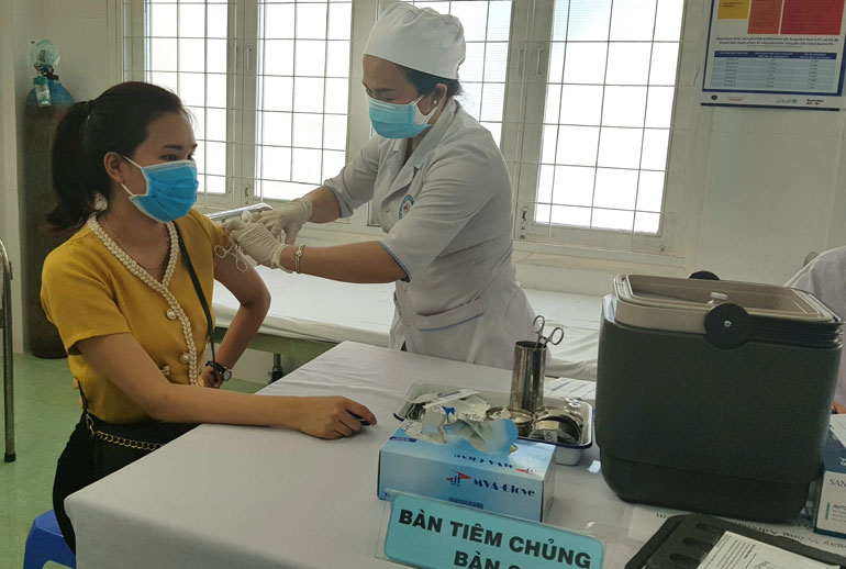 Nhân viên y tế Trung tâm Kiểm soát bệnh tật tỉnh Phú Yên tiêm vắc xin phòng COVID-19 tại điểm tiêm Trường cao đẳng Y tế Phú Yên. Ảnh: YÊN LAN