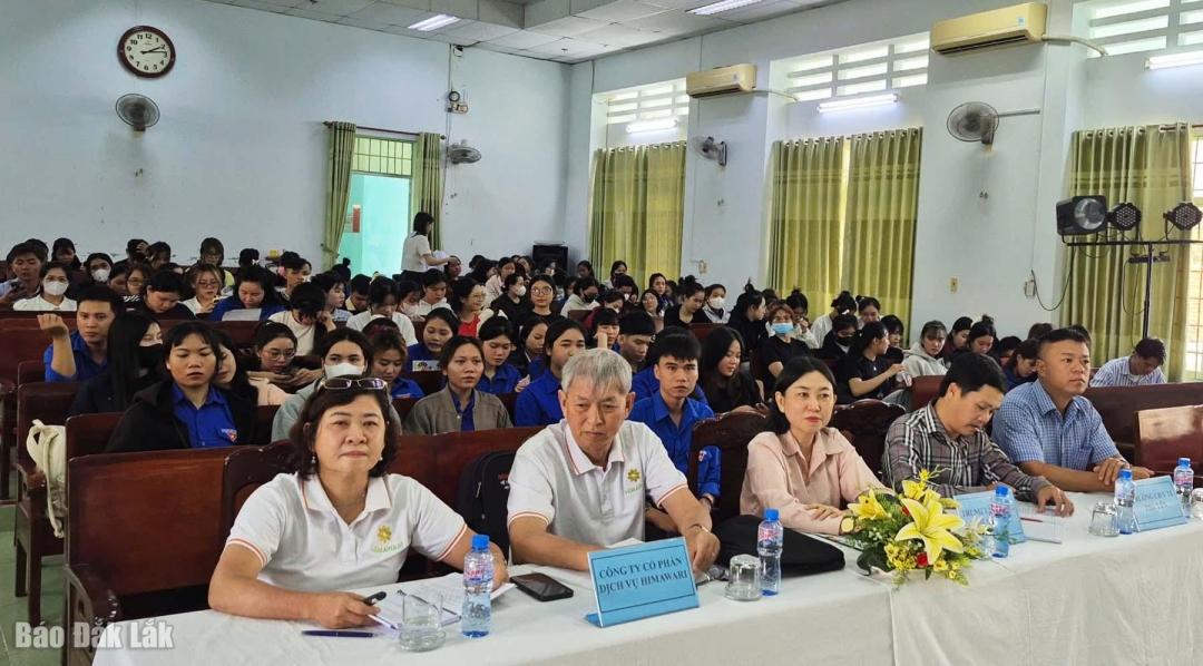 Các đại biểu, sinh viên tham gia chương trình.